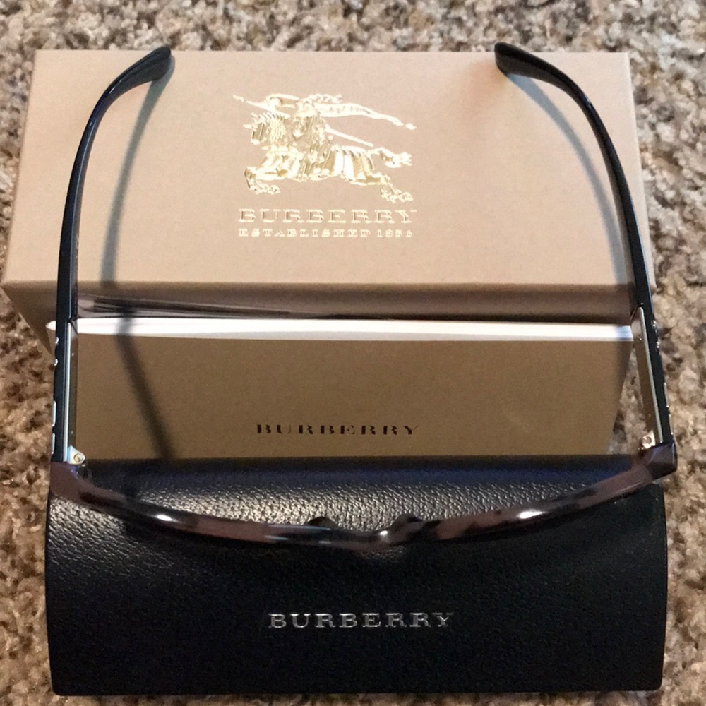 ☀️ Brand new Burberry Sunglasses 🕶 - Picture 6 of 7